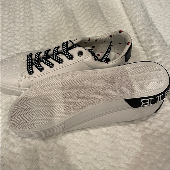 White Minnie Mouse Sneakers with Red and Black Accents not worn size 9.5 - Picture 4 of 6